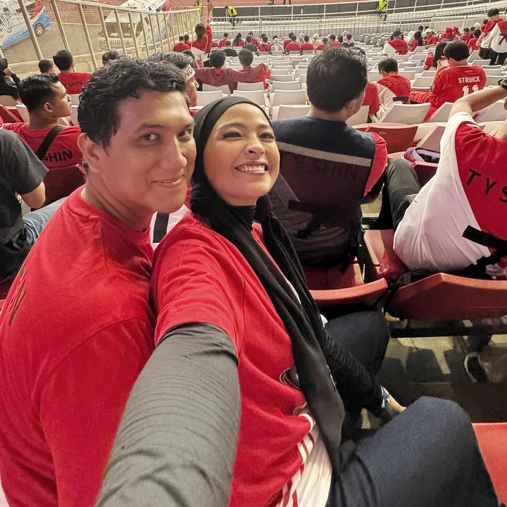<p>Meski sudah menjadi orang tua, Tantri dan Arda selalu menyempatkan diri untuk menghabiskan waktu berdua. Baru-baru ini, keduanya <em>quality time</em> bareng nonton pertandingan sepakbola di Stadion Utama Gelora Bung Karno, Jakarta Pusat. Tantri dan Arda kompak mengenakan baju tim nasional Indonesia. Keduanya berbagi momen romantis saat datang ke stadion dengan motor. (Foto: Instagram @tantrisyalindri)</p>