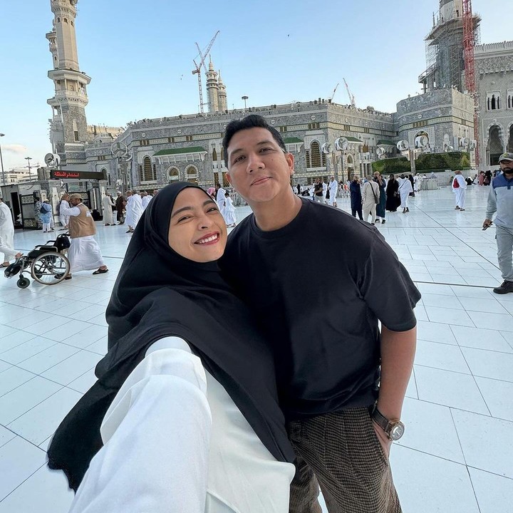 <p>Di tahun ini, Tantri dan Arda juga pergi ke Tanah Suci bersama untuk menunaikan ibadah haji. Momen selama di Tanah Suci dibagikan Tantri. Keduanya tampak selalu bersama dan memberikan dukungan selama menjalankan ibadah di sana. (Foto: Instagram @tantrisyalindri)</p>