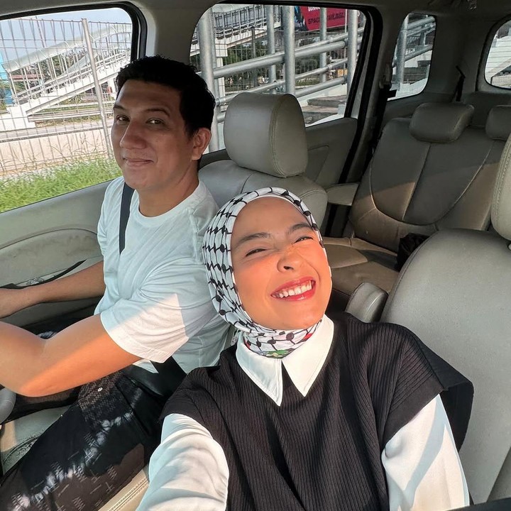 <p>Sepuluh tahun menikah, rumah tangga Tantri dan Arda jauh dari gosip miring. Keduanya justru sering membagikan momen romantis di depan publik dan di media sosial. (Foto: Instagram @tantrisyalindri)</p>