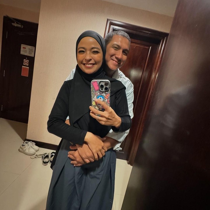 <p>Baru-baru ini, Tantri juga mengunggah fotonya bersama suami dan kedua anaknya. Dalam unggahan ini, Tantri mengungkap hal yang membuatnya selalu jatuh cinta dengan sang suami. "Betapa beruntungnya aku, Allah menjodohkan dengan laki-laki yang bisa menerimaku dalam kondisi apapun, <em>casing</em> luar aku terlihat kokoh, tapi aku ya manusia biasa, rumah dan sandaran bahunya yang menenangkan menjadikanku sebagai wanita pada umumnya, dan Panda membuatku jatuh cinta berulang-ulang. Partner terbaik di hidupku, terus belajar untuk terus tumbuh bersama ya Panda @ardahatna," tulis Tantri. (Foto: Instagram @tantrisyalindri)</p>