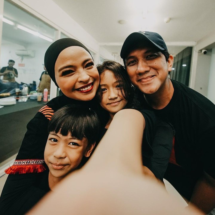 <p>Vokalis band Kotak, Tantri, resmi menikah dengan Hatna Danarda atau akrab disapa Arda pada 26 Oktober 2024. Keduanya telah dikaruniai dua anak bernama Karanada Medina Tanarda dan Arkhairan Cadenza Tanarda, Bunda. (Foto: Instagram @tantrisyalindri)</p>
