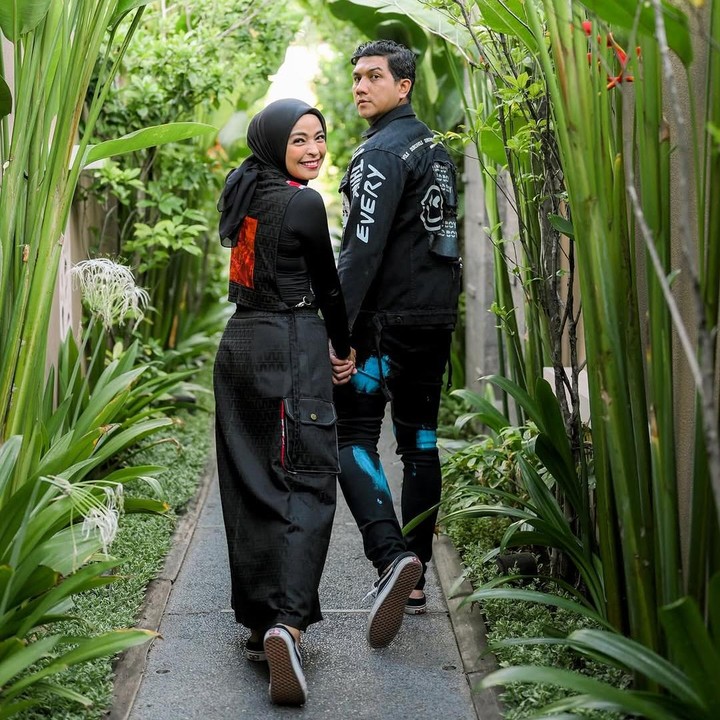 <p>Pada perayaan ulang tahun pernikahan, Tantri membagikan video romantis berisi perjalanan cintanya dengan Arda. Keduanya juga menyisipkan lagu duet yang diciptakan oleh Arda. Romantis banget kan, Bunda? (Foto: Instagram @tantrisyalindri)</p>