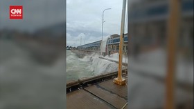 VIDEO: Gelombang Tinggi Di Merak, Penyeberangan Ditutup