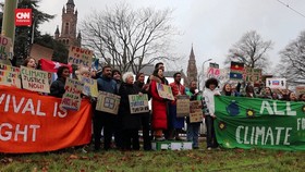 VIDEO: Aktivis Demo di ICJ, Tuntut Perangi Perubahan Iklim