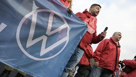 Volkswagen Batal PHK dan Potong Gaji Buruh Usai Negosiasi 70 Jam
