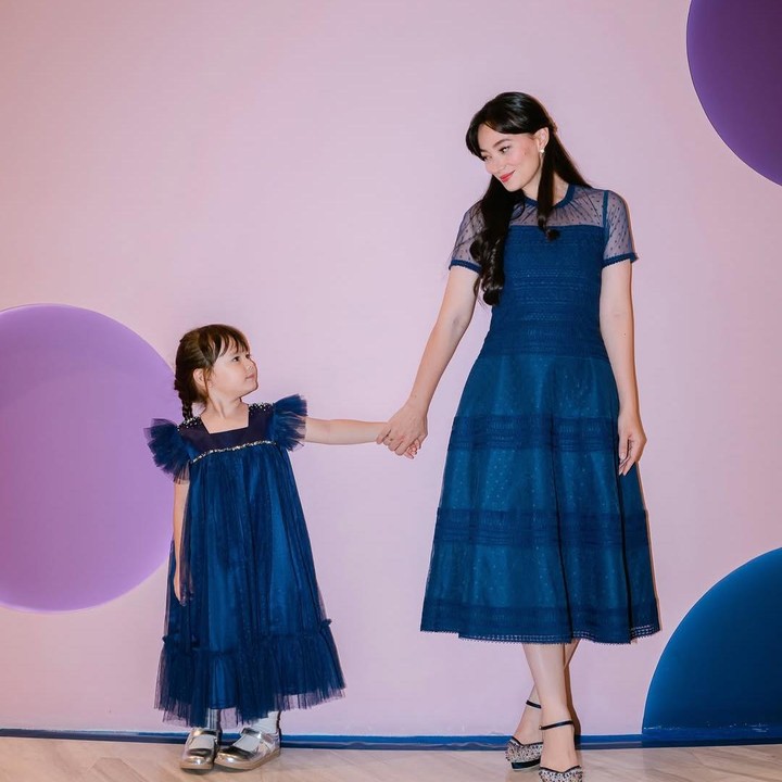 <p>Pasalnya, aktris ini mengaku senang dapat mengenakan pakaian senada dengan sang putri. "Bisa pakai baju senada, bisa dandan bareng hehe..apalagi sekarang Chloe udah jago pilih bajunya sendiri," sambung Asmirandah. (Foto: Instagram@asmirandah89)</p>