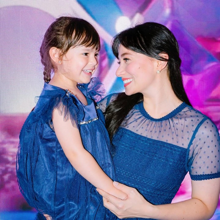 <p>Sang putri pun sudah bisa diajak berpose, Bunda. Bahkan, ia kerap menampilkan senyuman manis seperti potret berikut ini. "Gemaaasss," tulis Indy Barend. "Cantiknya," tulis akun <em>@kabanai****.</em> (Foto: Instagram@asmirandah89)</p>