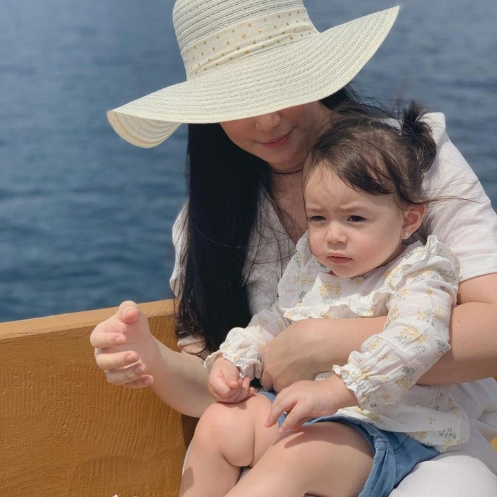 <p>Asmirandah menikah dengan Jonas Rivanno pada 22 Desember 2013. Kebahagiaan mereka bertambah dengan kehadiran anak perempuan cantik bernama Chloe Emmanuelle Van Wattimena yang kini telah berusia 3 tahun.(Foto: Instagram@asmirandah89)</p>