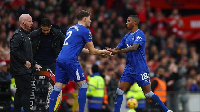 Bintang Everton, Ashley Young berpeluang adu kemampuan dengan sang anak, Tyler Young dalam laga Piala FA musim ini.