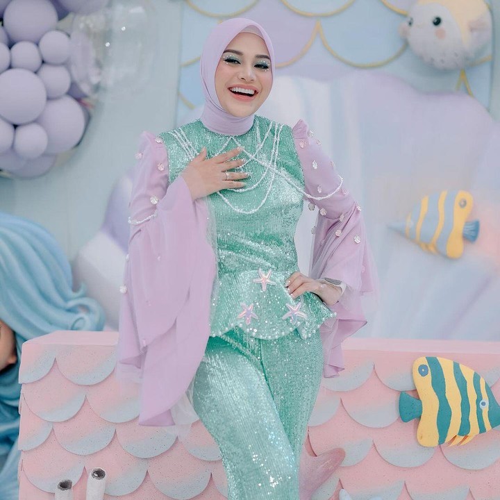 <p>Aurel Hermansyah berhasil menurunkan berat badannya hingga 15 kilogram usai melahirkan anak kedua. Penampilan istri Atta Halilintar ini pun menuai pujian dari netizen. Aurel diketahui menjalani program diet didampingi dokter gizi dan rutin berolahraga untuk menurunkan berat badannya. (Foto: Instagram @aurelie.hermansyah)</p>