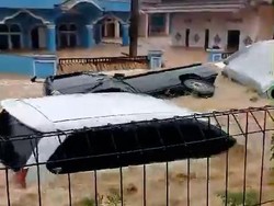 Ngerinya Banjir Bandang Seret Mobil-mobil di Sukabumi
