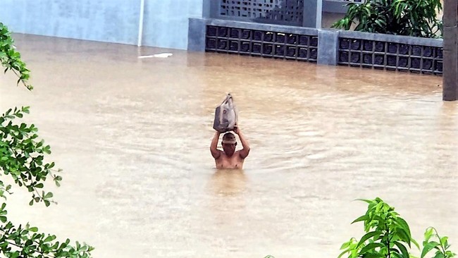Seorang pria viral di media sosial karena membuat warga kampungnya geram setelah anak dan istrinya jadi korban banjir bandang Sukabumi.