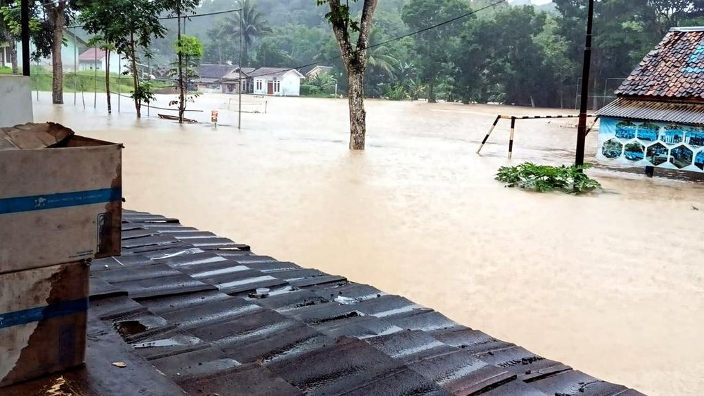 Banjir Bandang Picu Kampung di Sukabumi Terisolasi, Jembatan Hanyut