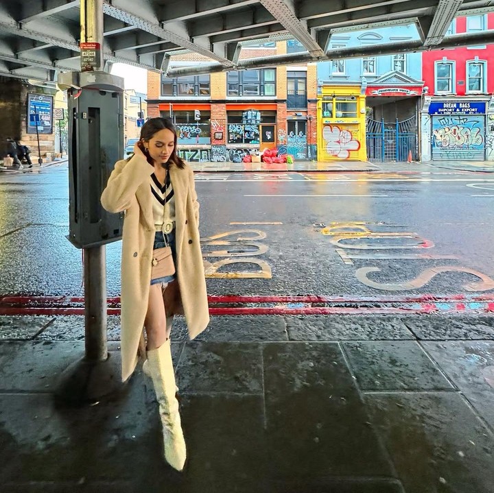 <p>Bahkan, tak sedikit netizen yang salah fokus dengan kecantikan dan <em>style</em> perempuan 31 tahun ini. "Selalu <em>gorgeous and elegant</em>," tulis akun <em>@audin****.</em> "Aku suka <em>style</em> kamu," tulis akun <em>@meisypo****.</em> "Cakeppppp bangettt dari dulu sampe sekarang makin badaiiii," tulis akun <em>@khdraaarma****.</em> (Foto: Instagram@claurakiehl)</p>