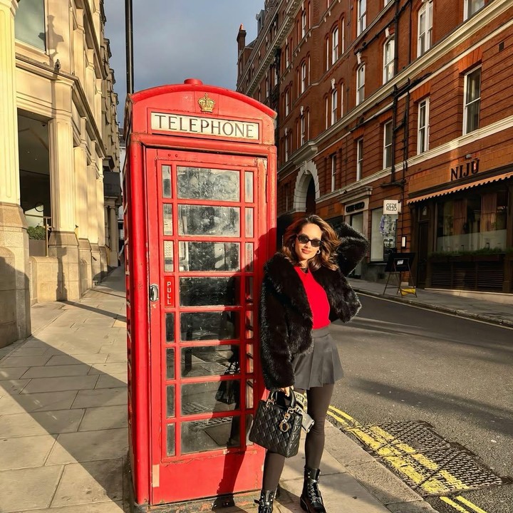 <p>Cinta juga mengunggah beberapa potret dirinya sendiri dengan penampilan yang <em>stylish</em> dan modern. Seperti potret berikut ini, ia tampak kece mengenakan rok mini hitam dan baju berwarna merah. (Foto: Instagram@claurakiehl)</p>