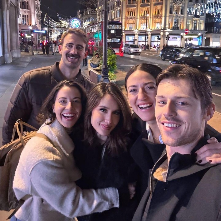 <p>Melalui <em>postingan</em> tersebut, Cinta terlihat menikmati waktu menyusuri jalan London di malam hari bersama teman-teman bulenya. Mereka pun mengabadikan momen tersebut dengan berfoto bersama. (Foto: Instagram@claurakiehl)</p>