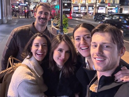 5 Potret Stylish Cinta Laura Healing di London Bersama para Sahabat