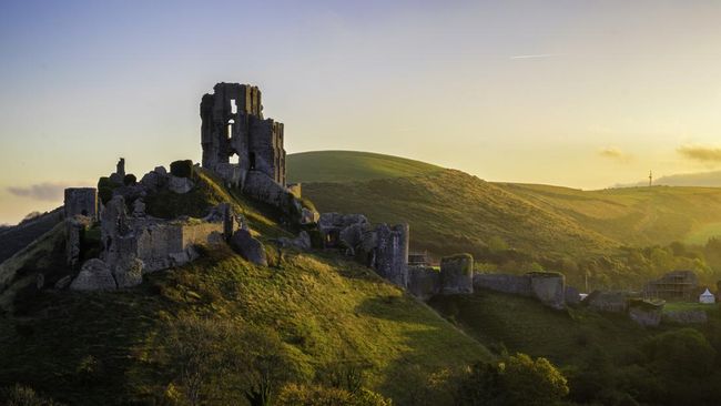 Pelancong kini bisa melihat menara yang dibangun untuk Raja Henry I di Kastil Corfe, Inggris. Menara itu kini dibuka usai dihancurkan pada tahun 1646 silam.