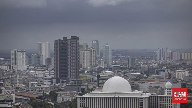 BMKG memprediksi hujan lebat di Jakarta dan sekitarnya hari ini. Waspadai dampak bencana hidrometeorologi seperti genangan dan longsor.