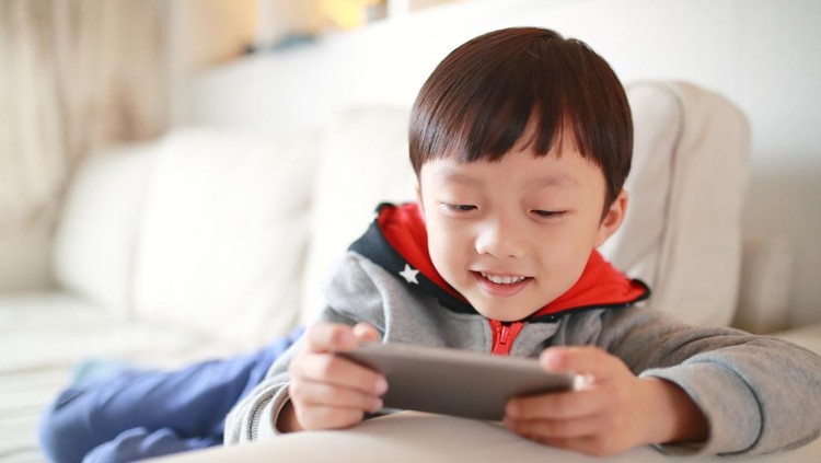 Dampak smartphone pada anak