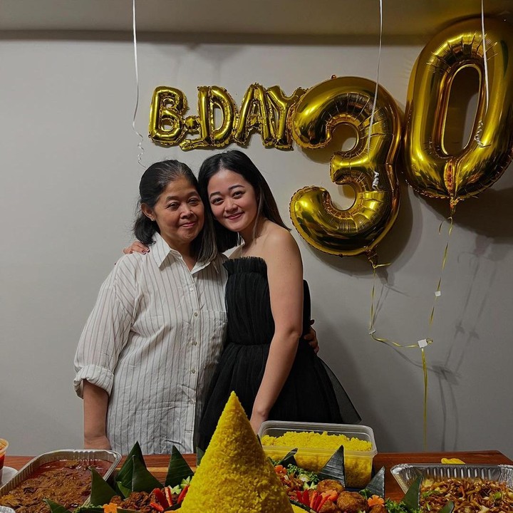 <p>Perayaan ulang tahun Gisela semakin spesial karena kehadiran sang Bunda, Nevos Setyaningrum. Ibunda Gisela ini sudah berada di Toronto sejak akhir November lalu. Perlu diketahui ya, Gisela dan sang Bunda hidup terpisah. Gisela saat ini menetap di Toronto, sementara sang Bunda tinggal di Indonesia. (Foto: Instagram @giselacindy12)</p>