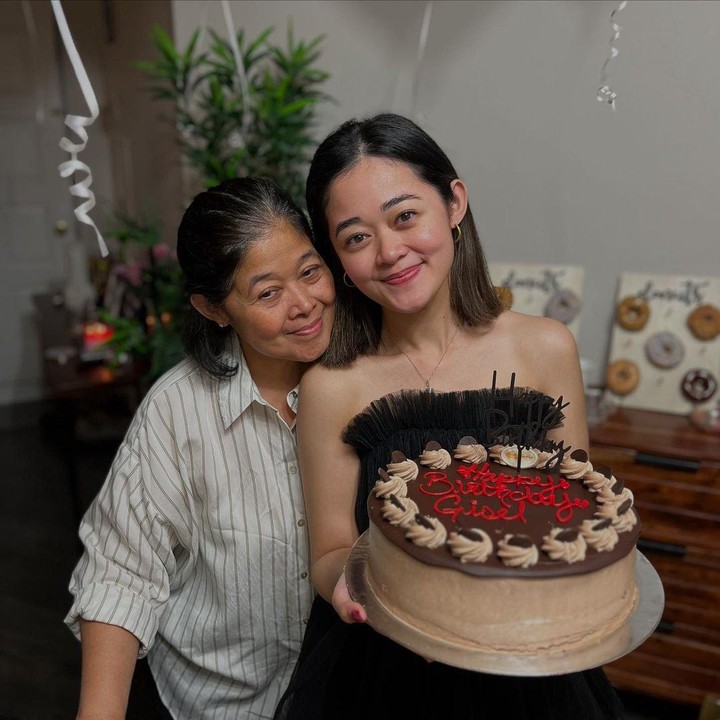 <p>Dalam unggahan di media sosial, Gisela membagikan potret bersama sang Bunda. Rona bahagia terlihat jelas dari perempuan 30 tahun ini di hari spesialnya. (Foto: Instagram @giselacindy12)</p>
