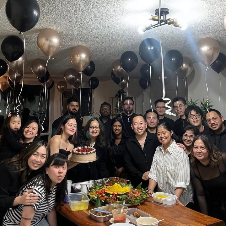 <p>Melalui unggahan di Instagram, Gisela membagikan momen perayaan ulang tahunnya. Meski sederhana, acara ulang tahun ini tampaknya begitu spesial bagi Gisela karena dihadiri teman-temannay di Toronto. "Toronto menjadi seperti rumah sendiri sekarang karena kalian semua," tulisnya di Instagram. (Foto: Instagram @giselacindy12)</p>