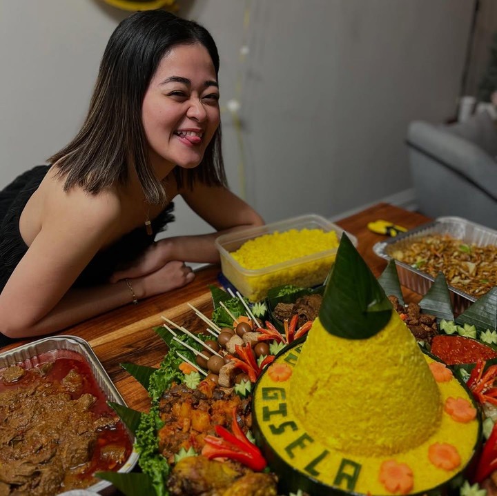 <p>Salah satu yang juga menarik perhatian adalah konsep ulang tahun Gisela yang terbilang unik. Gisela menyajikan makanan khas Indonesia, nasi tumpeng, untuk disantap para tamu yang hadir. Makanan ini terasa begitu spesial lantaran kebayakan tamu yang hadir adalah orang berkewarganegaraan asing. (Foto: Instagram @giselacindy12)</p>