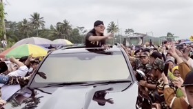 Gaya Mewah Gus Miftah dengan Mobil Miliaran Toyota Hingga Lexus