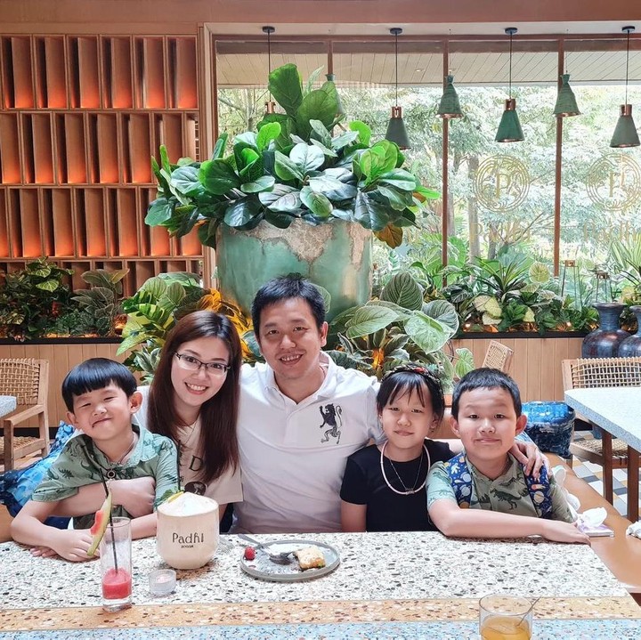 <p>Banyak netizen yang mendoakan agar anak-anak Hendra bisa melanjutkan prestasi sang Ayah di dunia bulutangkis, Bunda. "Semoga salah satu dari anaknya bisa melanjutkan prestasi bapaknya di bulu tangkis Indonesia," kata seorang netizen. "Anak pintar, Tuhan Yesus memberkati, ya. Nanti sudah besar kelak gantikan Bapaknya menjadi atlet bulu tangkis, ya," papar netizen lainnya. (Foto: Instagram: @hendrasansan / @sansan_san)</p>