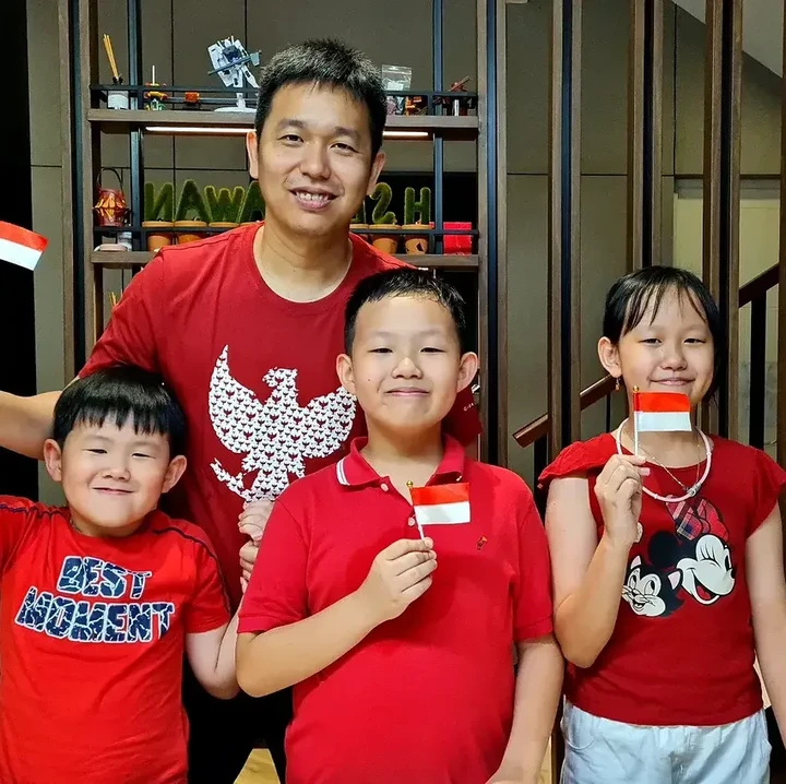 <p>Melihat dari laman media sosial Hendra, pria kelahiran Pemalang ini kerap membagikan momen kebersamaannya bersama keluarga. Mulai dari merayakan ulang tahun, liburan, hingga bermain di dalam rumah. (Foto: Instagram: @hendrasansan / @sansan_san)</p>
