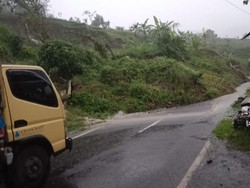 Jalan Provinsi Ambles-Tertutup Longsor, Akses ke Selatan Cianjur Lumpuh