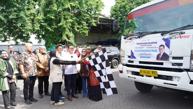Mendag Budi Santoso melepas ekspor produk-produk UMKM unggulan Jawa Timur senilai US$256 ribu atau sekitar Rp3,9 miliar ke AS, Jepang, Tiongkok, dan Singapura.