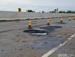 Pengendara Keluhkan Jalan Tol Palembang-Kayu Agung Berlubang