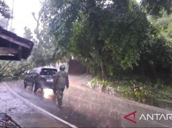Akses Jalan Sukabumi-Palabuhanratu Tertutup Longsor