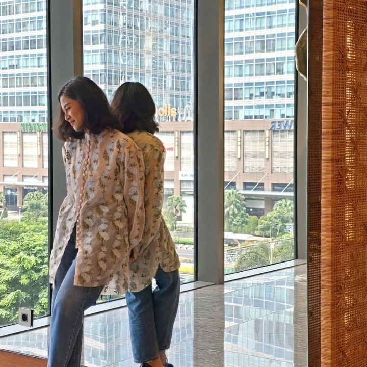 <p>Pemeran Cinta dalam film populer Indonesia <em>AADC</em>, Dian Sastrowardoyo, merupakan pemenang Gadis Sampul 1996. Sejak memenangi ajang tersebut, ia melebarkan sayap kariernya di industri hiburan sebagai aktris dan produser. (Foto: Instagram @therealdisastr)</p>