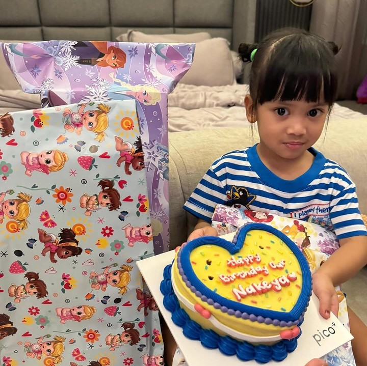 <p>Dalam unggahan ini, Nola turut memberikan harapannya untuk si bungsu, Bunda. Nola berdoa agar Nakeya tumbuh menjadi anak salihah dan memiliki mental tangguh serta kuat. (Foto: Instagram: @riafinola)</p>