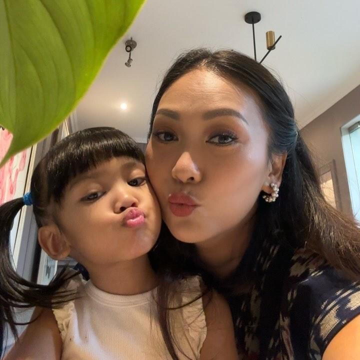 <p>Setelah menikah dengan Baldy Mulya Putra, Nola B3 dikaruniai empat orang anak. Si bungsu Aladya Odetta Nakeya Ayu pun kerap menarik perhatian netizen. (Foto: Instagram: @riafinola)</p>