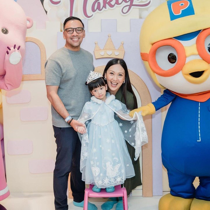 <p>Nola mengungkap bahwa kehadiran Nakeya membawa warna dan menambah kebahagiaan dalam keluarganya. Ia juga menyebut Nakeya tumbuh menjadi anak yang sehat dan pintar. (Foto: Instagram: @riafinola)</p>