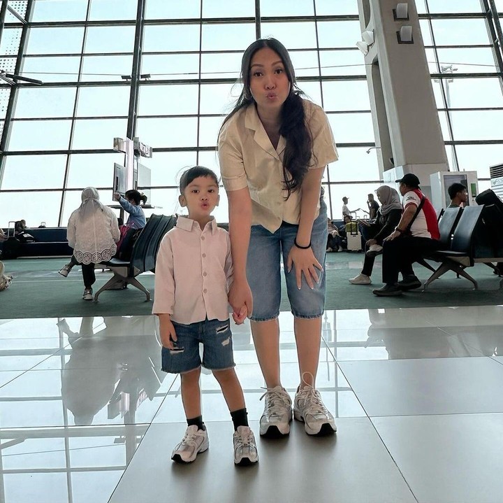 <p>"Semoga Yaya terus tumbuh menjadi anak yang pintar, sehat lahir batin, panjang umur, salihah, punya mental yang tangguh dan kuat ya, Nak. Terima kasih untuk om tante dan kakak-kakak semua yang sudah doain dan ucapin bday buat Nakeya. Peluk kencang, cium jauh dari Yaya," kata Nola dengan menyisipkan emotikon hati. (Foto: Instagram: @riafinola)</p>