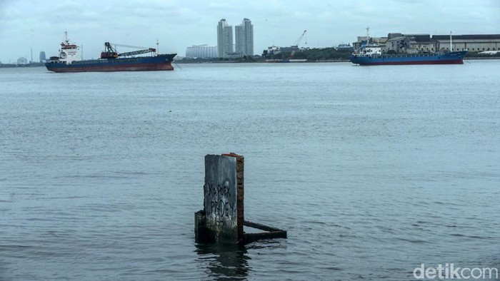 Masjid Wal Aduna di Muara Baru, Jakarta Utara, kini tinggal puing. Masjid itu tinggal kenangan setelah tenggelam akibat banjir rob.