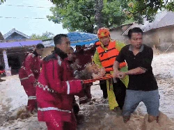 AKP Dadi Susuri Gang Sempit Selamatkan Ibu-Bayi dari Banjir Bandang Sukabumi