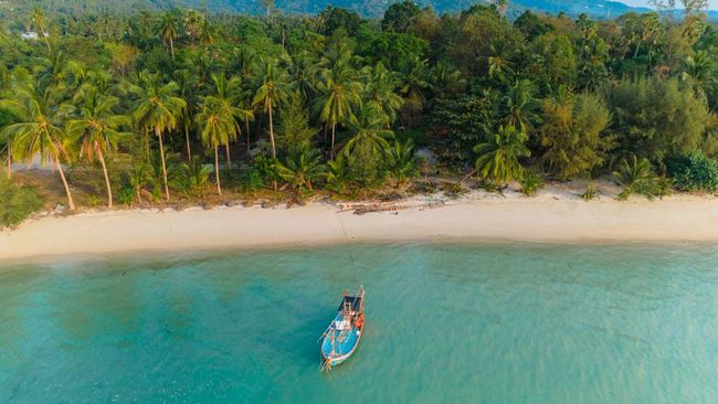 Usai diterjang ombak, penyelamat sempat sulit menemukan turis Rusia itu, hanya matras yoga merah mudanya mengambang di perairan Koh Samui, Thailand.