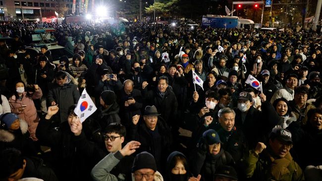 Para bintang K-Pop terbelah dalam menyikapi drama darurat militer oleh Presiden Korea Selatan Yoon Suk-Yeol beberapa waktu lalu.