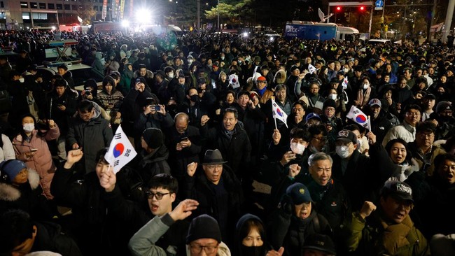 Ribuan warga Korea Selatan yang berdemo di depan Gedung Majelis Nasional menuntut Presiden Yoon Suk Yeol mundur usai status darurat militer dicabut.