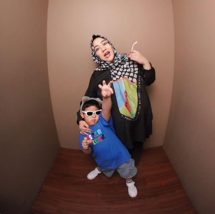 <p>YouTuber dan penulis Risa Saraswati sebentar lagi melahirkan anak keduanya, Bunda. Jelang persalinan, Risa melakukan <em>maternity shoot</em> bareng putranya, Anaking Raga Janari atau akrab disapa Ari. (Foto: Instagram @risa_saraswati)</p>