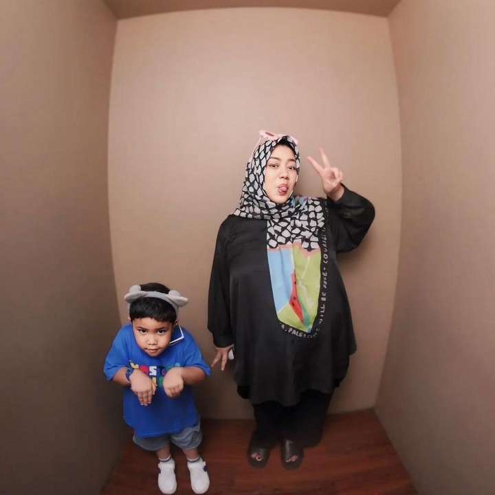 <p>Melalui unggahan ini, Risa dan putranya menunjukkan beberapa pose dengan gaya dan ekspresi yang bebas. Risa secara khusus menuliskan <em>caption</em> meminta maaf kepada sang suami karena hanya mengabadikan momen <em>maternity shoot</em> ini bersama putra tercintanya. "Ba @dimasta_ maaf yaaa kita foto maternity duluan," tulisnya. (Foto: Instagram @risa_saraswati)</p>
