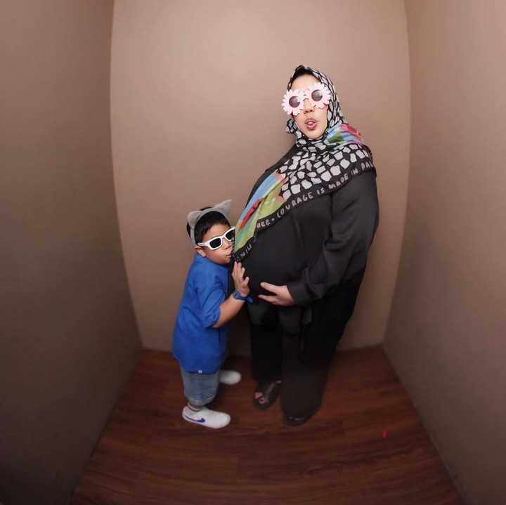 <p>Di konsep <em>maternity shoot</em>-nya, Risa dan sang putra menggunakan aksesoris yang telah disediakan. Keduanya memilih kacamata dengan desain unik untuk melengkapi gaya mereka di <em>maternity shoot</em> ini. (Foto: Instagram @risa_saraswati)</p>