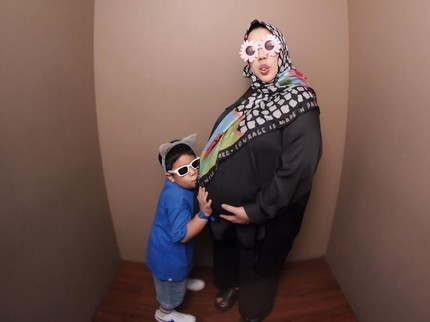 5 Potret Maternity Shoot Kehamilan Kedua Risa Saraswati Bareng Anak dengan Konsep Photobox