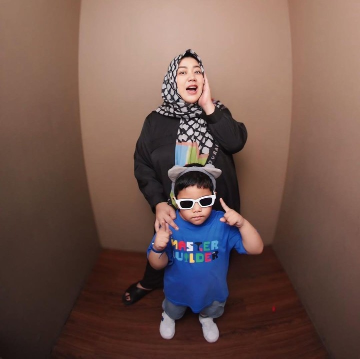 <p>Dalam <em>potret maternity</em> ini, Risa mengusung konsep unik. Alih-alih foto studio atau memilih lokasi <em>outdoor</em> yang <em>instagramable</em>, istri Dimas Tri Aditiyo ini justru memilih <em>maternity shoot</em> sederhana dengan menggunakan konsep <em>photobox</em>. (Foto: Instagram @risa_saraswati)</p>
